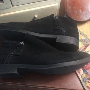 Blk booties Sz 9 I believe... it doesn’t specify.